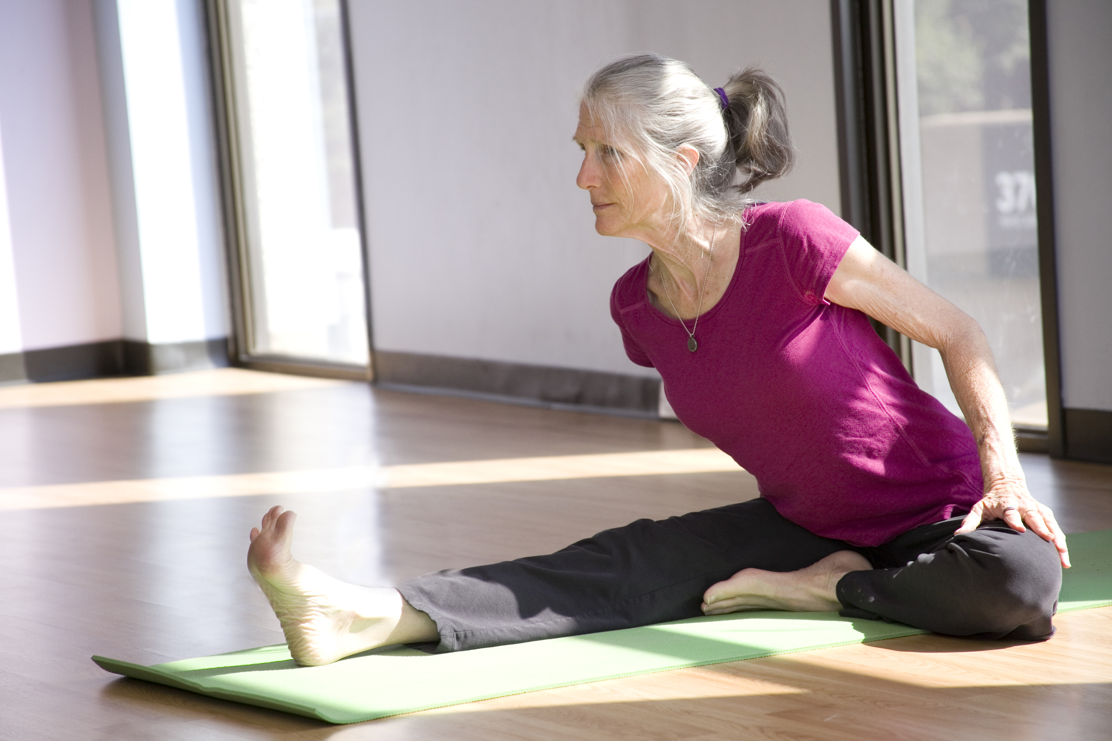 Долголетие йога. Йога долголетие. Упражнения для долголетия. Московское долголетие занятие йогой. Женское долголетие.
