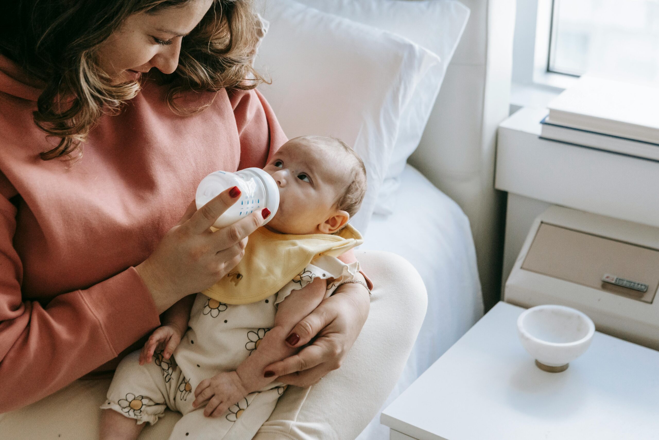 Navigating Breastfeeding vs. Formula Feeding